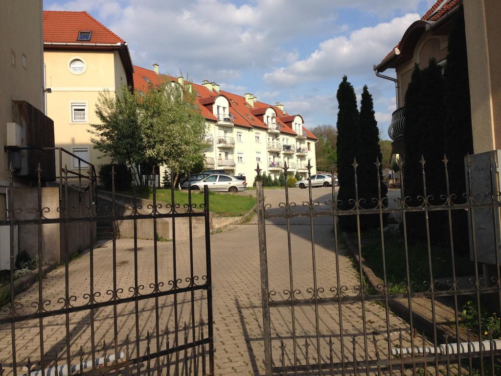 Kristaly Apartman เอ็กเกอร์ ภายนอก รูปภาพ